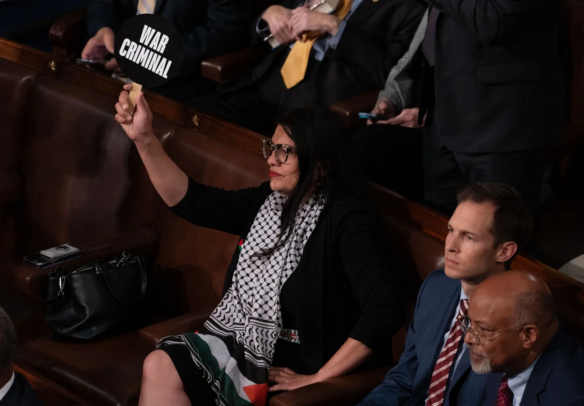 Congressista dos EUA mostra a Netanyahu leque com frase “criminoso de guerra”
