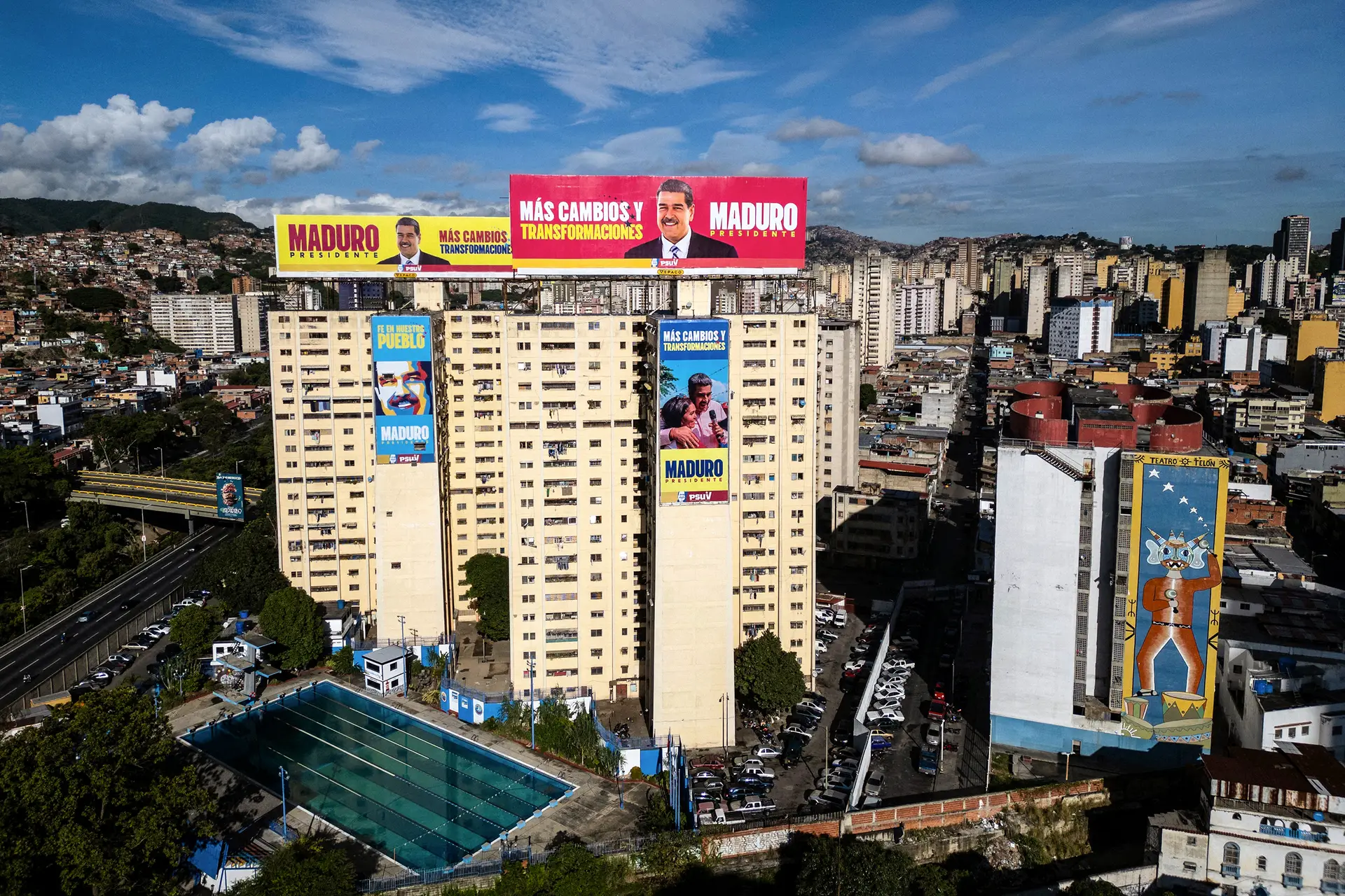 Cartazes do Presidente Nicolás Maduro (em cima) em Caracas