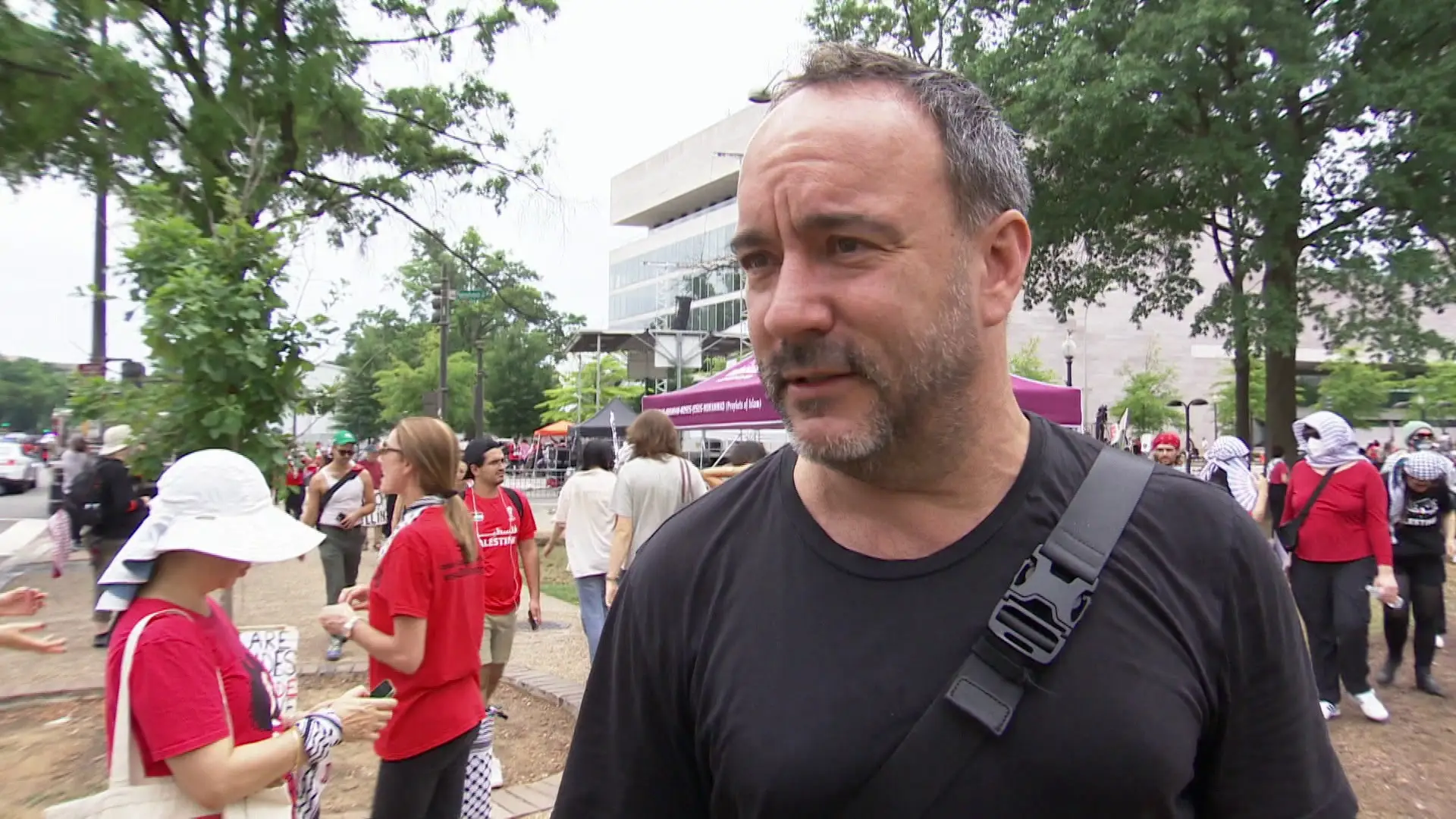 Dave Matthews em manifestação no exterior do Capitólio, em Washington D.C. (EUA), contra a visita de Benjamin Netanyahu ao país