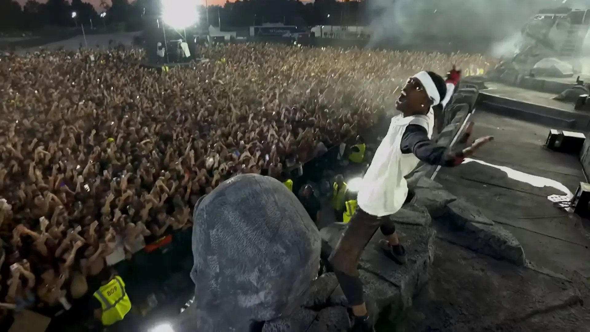 Concerto de Travis Scott em Itália confundido com terramoto o impressionante vídeo da multidão