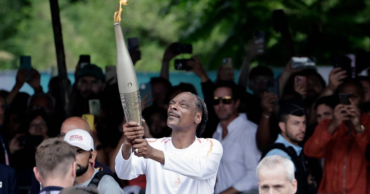 O vídeo de Snoop Dogg a carregar a tocha olímpica pelas ruas de Paris