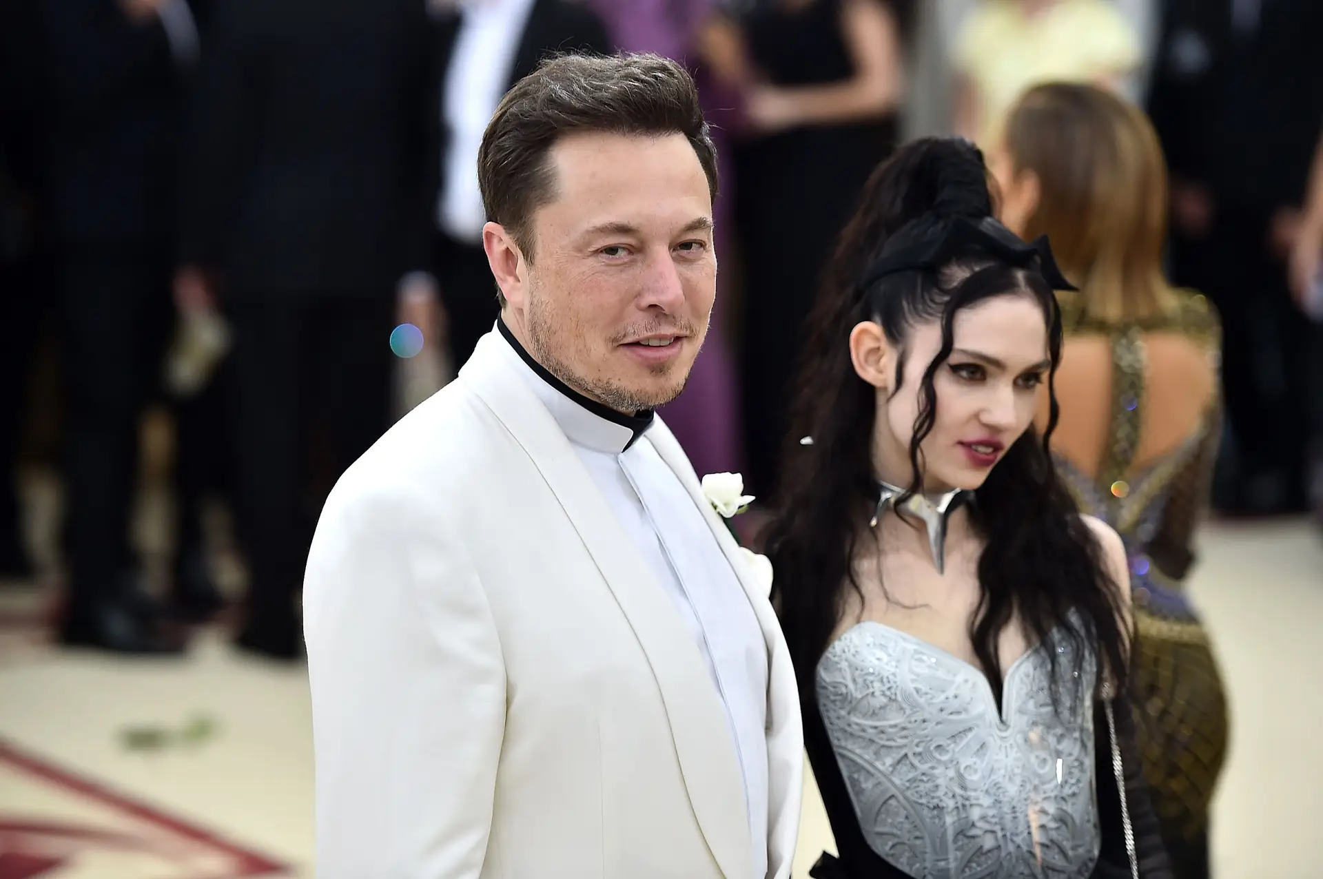 Grimes defende filha transgénero de Elon Musk dos ataques do pai: “Deus  deu-nos a capacidade de nos alterarmos” - Expresso