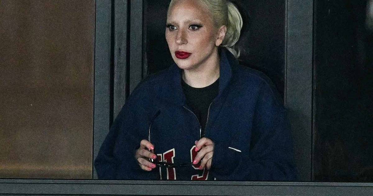 Lady Gaga saiu do teto de abrir da sua limusina, puxou do computador portátil e mostrou canções do novo álbum em Paris