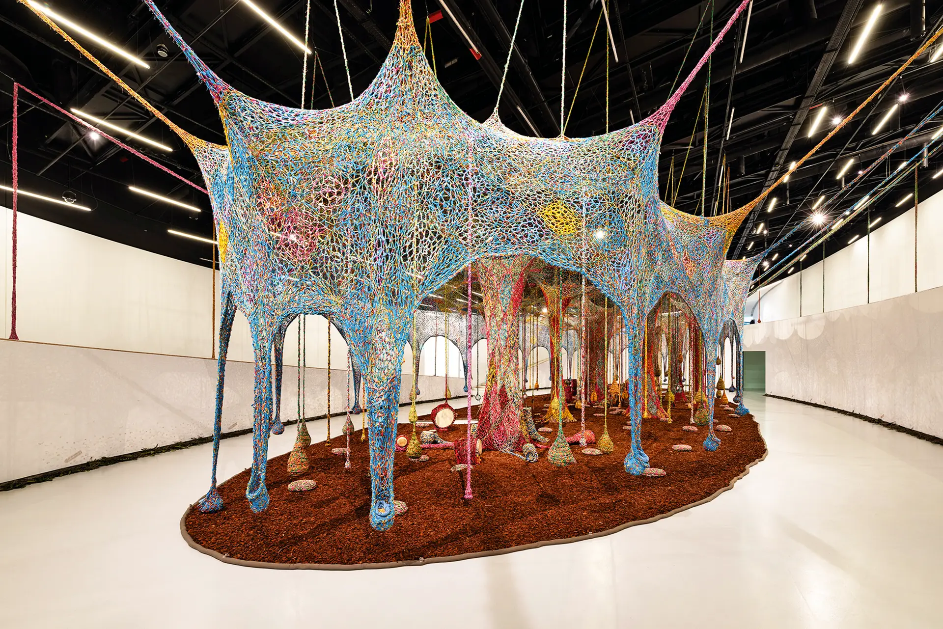 “Nosso Barco Tambor Terra”, de Ernesto Neto, no MAAT