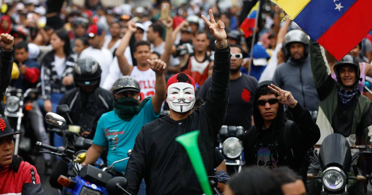 Venezuelanos saem à rua e acusam Nicolás Maduro de fraude eleitoral