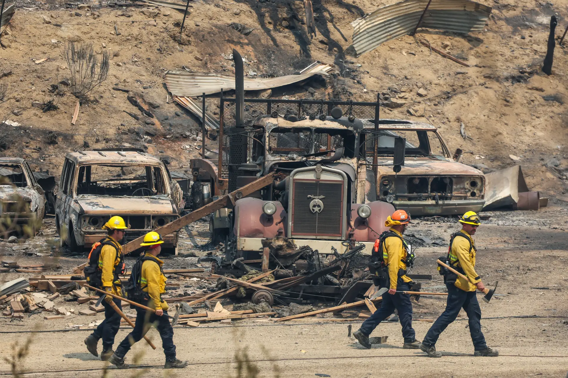 Mais de 4800 bombeiros combatem o pior incêndio deste ano na Califórnia