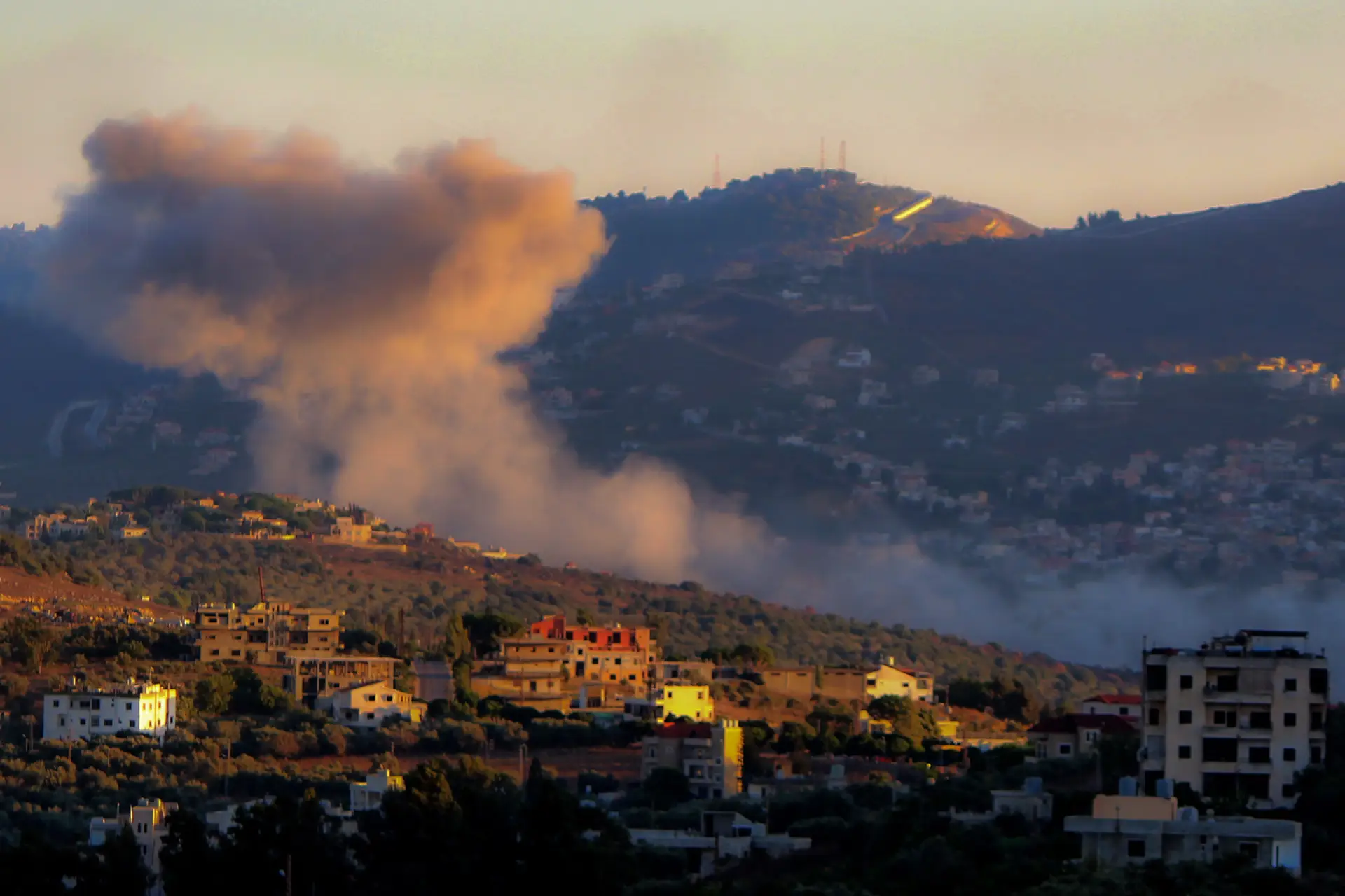 Fumo intenso na aldeia de Kfarkela, na fronteira sul do Líbano, depois de um bombardeamento israelita