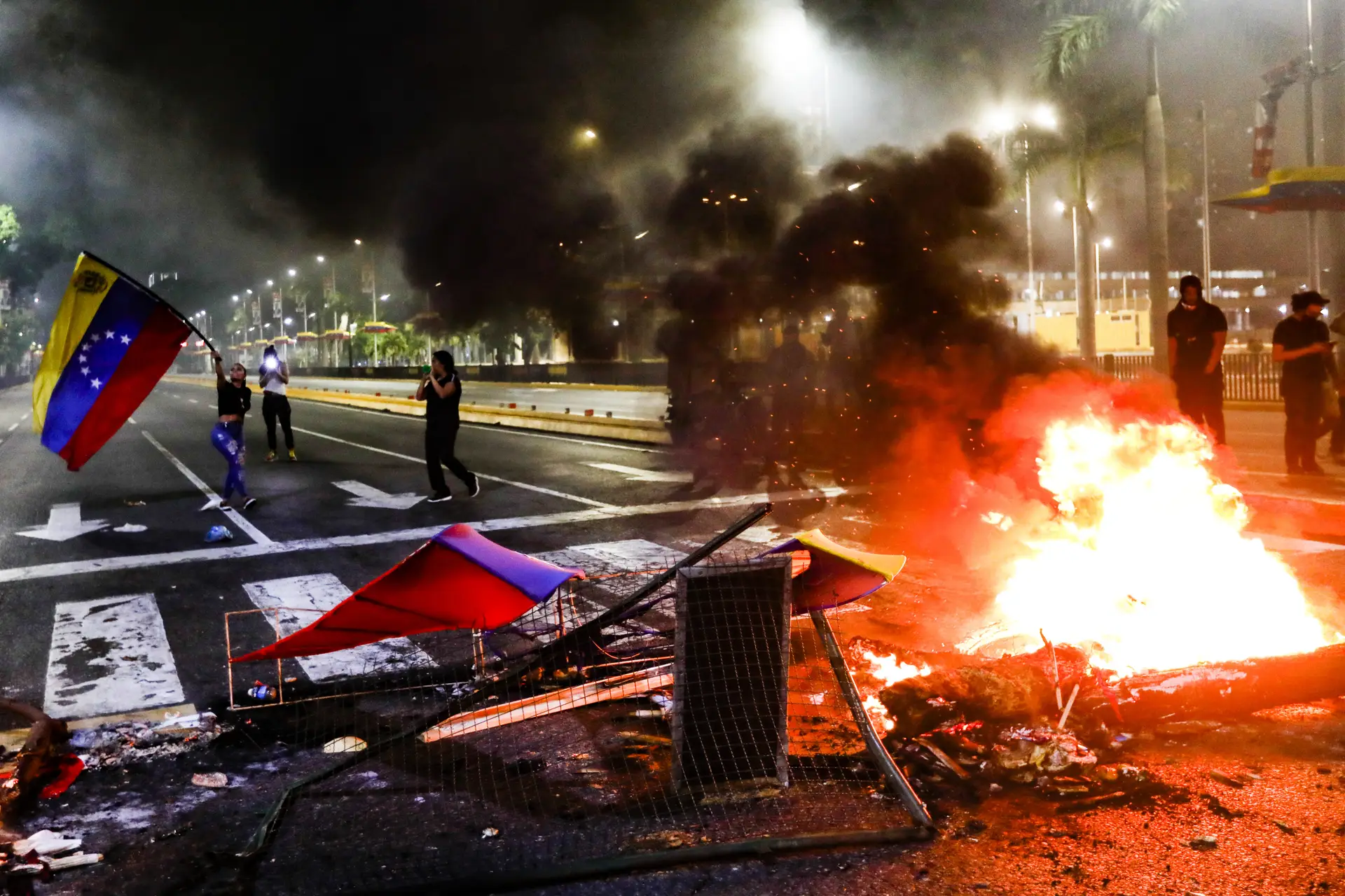 Militares lançam gás lacrimogéneo a manifestantes que rejeitam resultados eleitorais na Venezuela
 #ÚltimasNotícias