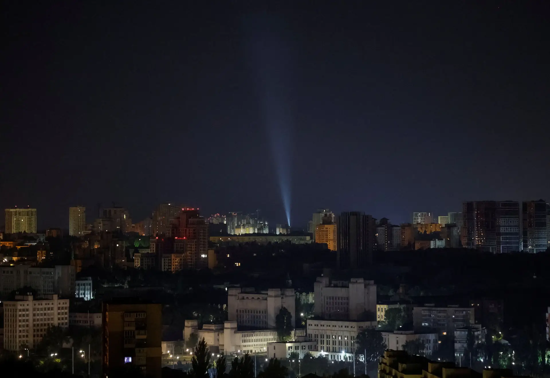 Exército ucraniano utiliza um holofote para localizar drones russos que atacavam em Kiev