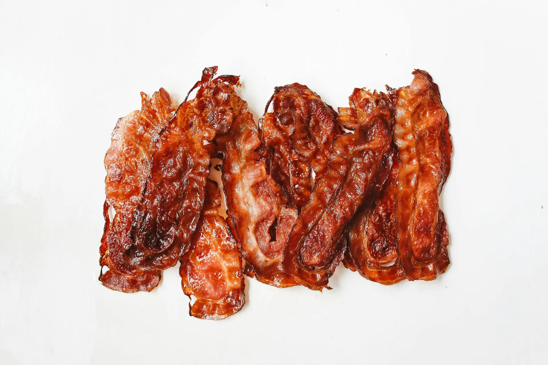 Carnes vermelhas processadas podem potenciar risco de demência