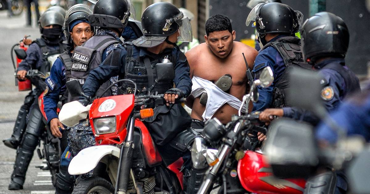 Há 16 jovens mortos e quase 800 detidos: Maduro lança “assassínio, sequestro e perseguição”, acusa a oposição
