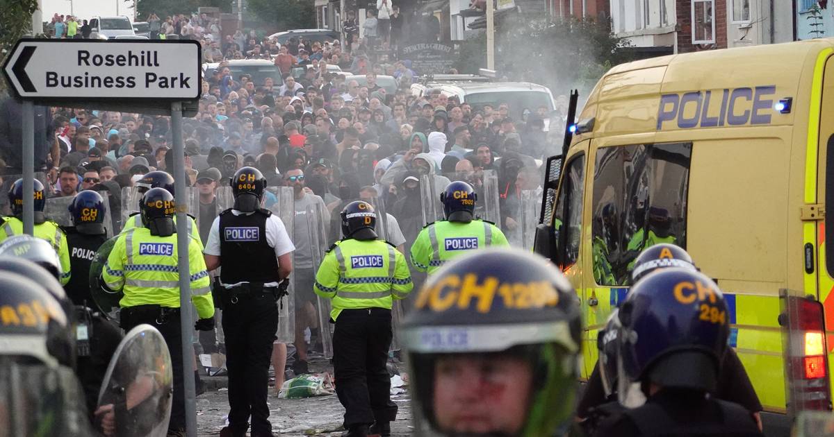 Inglaterra: carros incendiados, mesquita apedrejada e 40 polícias feridos em desacatos com extrema-direita em vigília pelas crianças mortas
