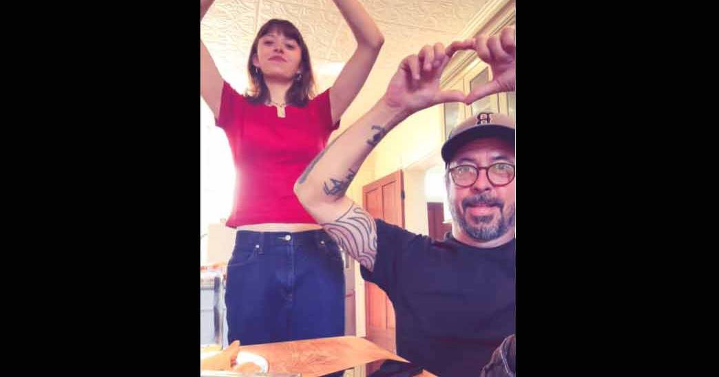 Dave Grohl faz dança viral no TikTok: a culpa é de Charli XCX
