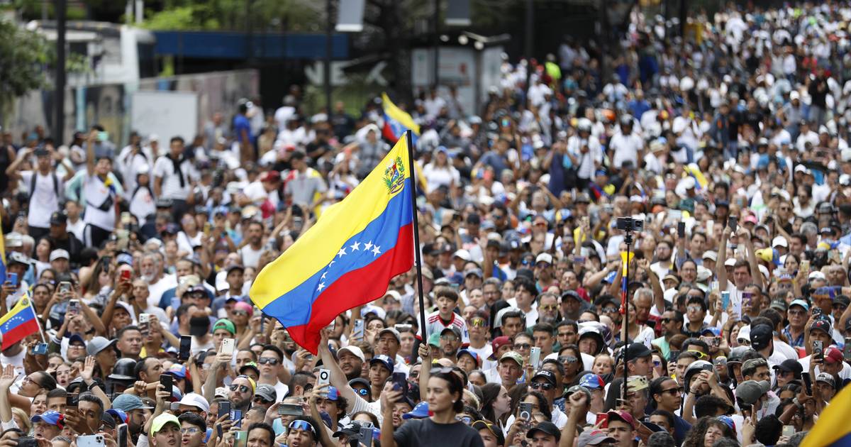 Eleições “não podem ser consideradas democráticas”: venezuelanos protestam, líder da oposição recusa oferta de asilo para “continuar a luta”