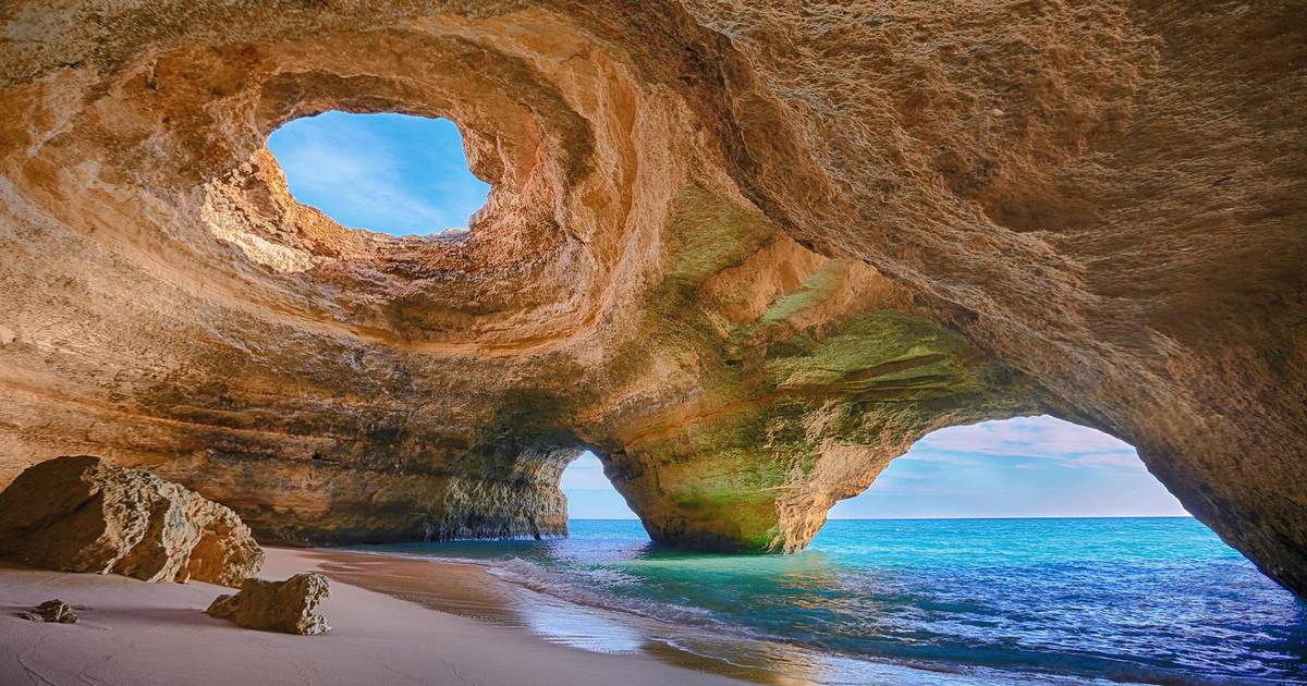 Em passeio pelo Algarve monumental, onde a terra acaba e o mar começa