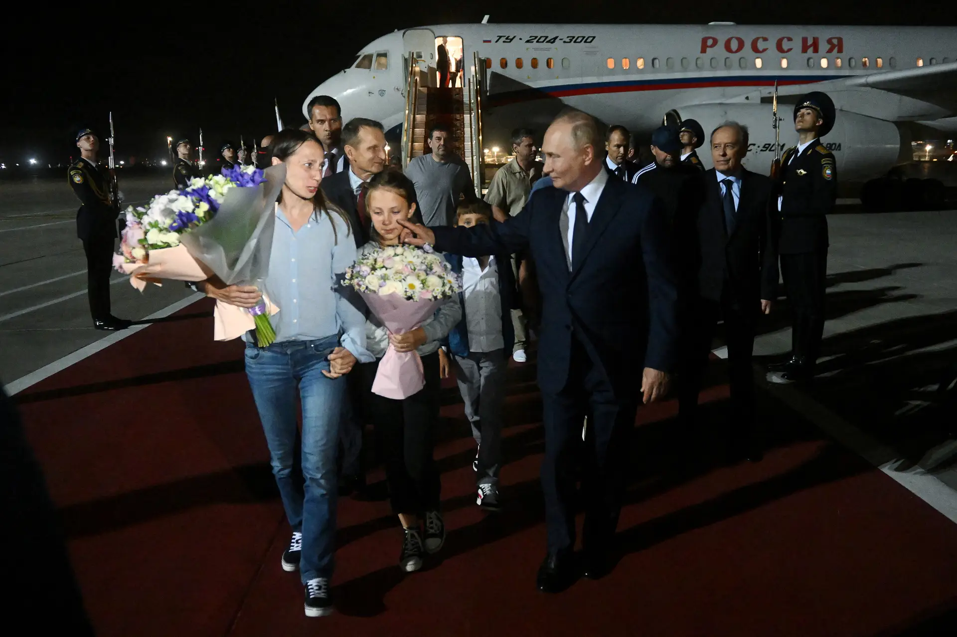 O Presidente russo Vladimir Putin recebe no aeroporto de Moscovo os prisioneiros libertados pelo Ocidente, após a troca