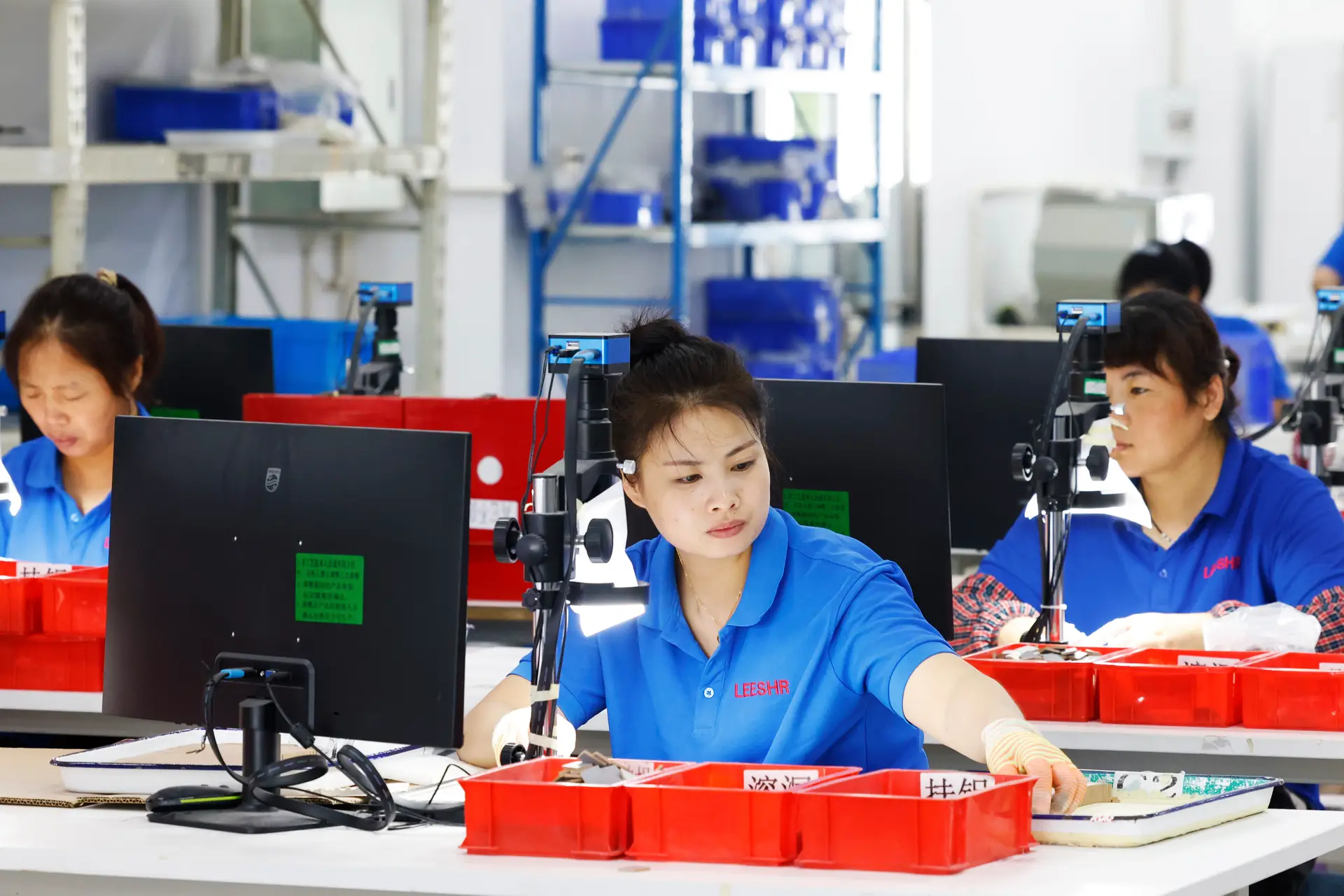 Operárias numa fábrica de componentes tecnológicos em Suqian, na província de Jiangsu