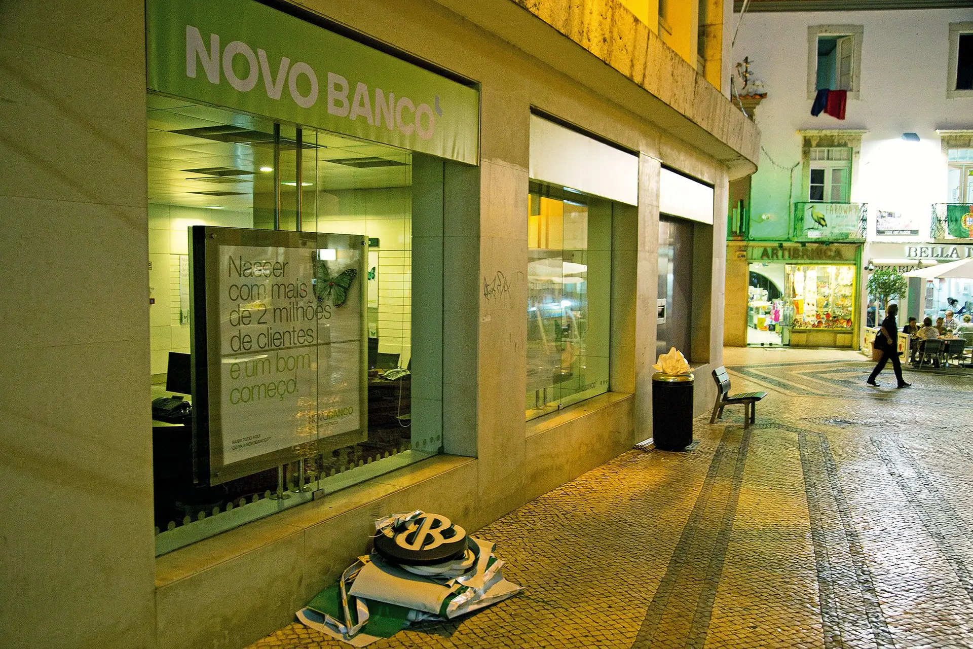 O BES caiu a 3 de agosto de 2014, os balcões logo tiveram de mudar de imagem para Novo Banco. A borboleta marcou a primeira campanha