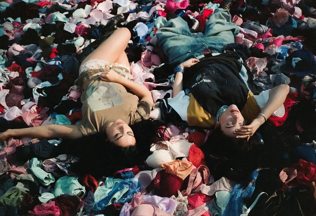 “Ela gosta de rapazes, mas sabe que eu não me importo”: Billie Eilish e uma montanha de roupa interior no novo vídeo de Charli XCX