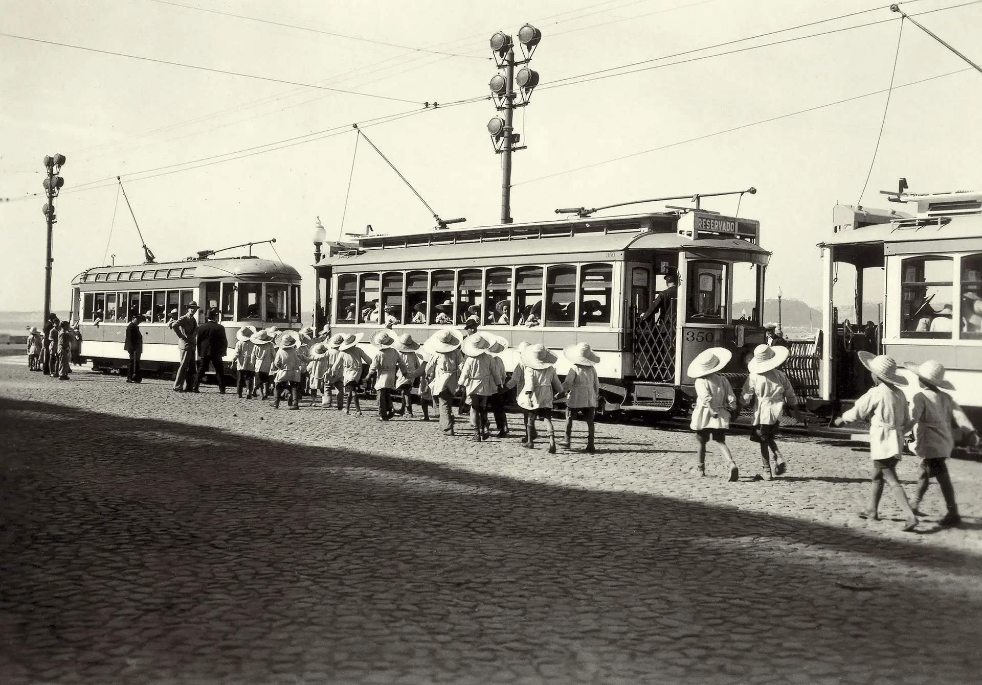 Grupo de crianças a caminho do Jardim Zoológico, em Lisboa, em 1942