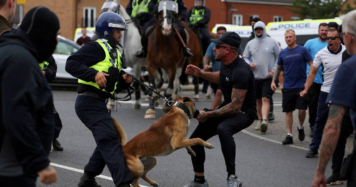 Mais de 370 detidos nos protestos violentos no Reino Unido