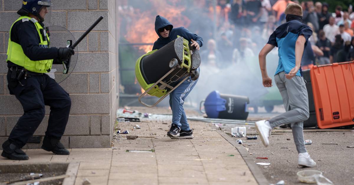 “Isto não é uma história sobre imigrantes, é sobre racismo”: protestos violentos nas ruas não têm fim à vista em Inglaterra