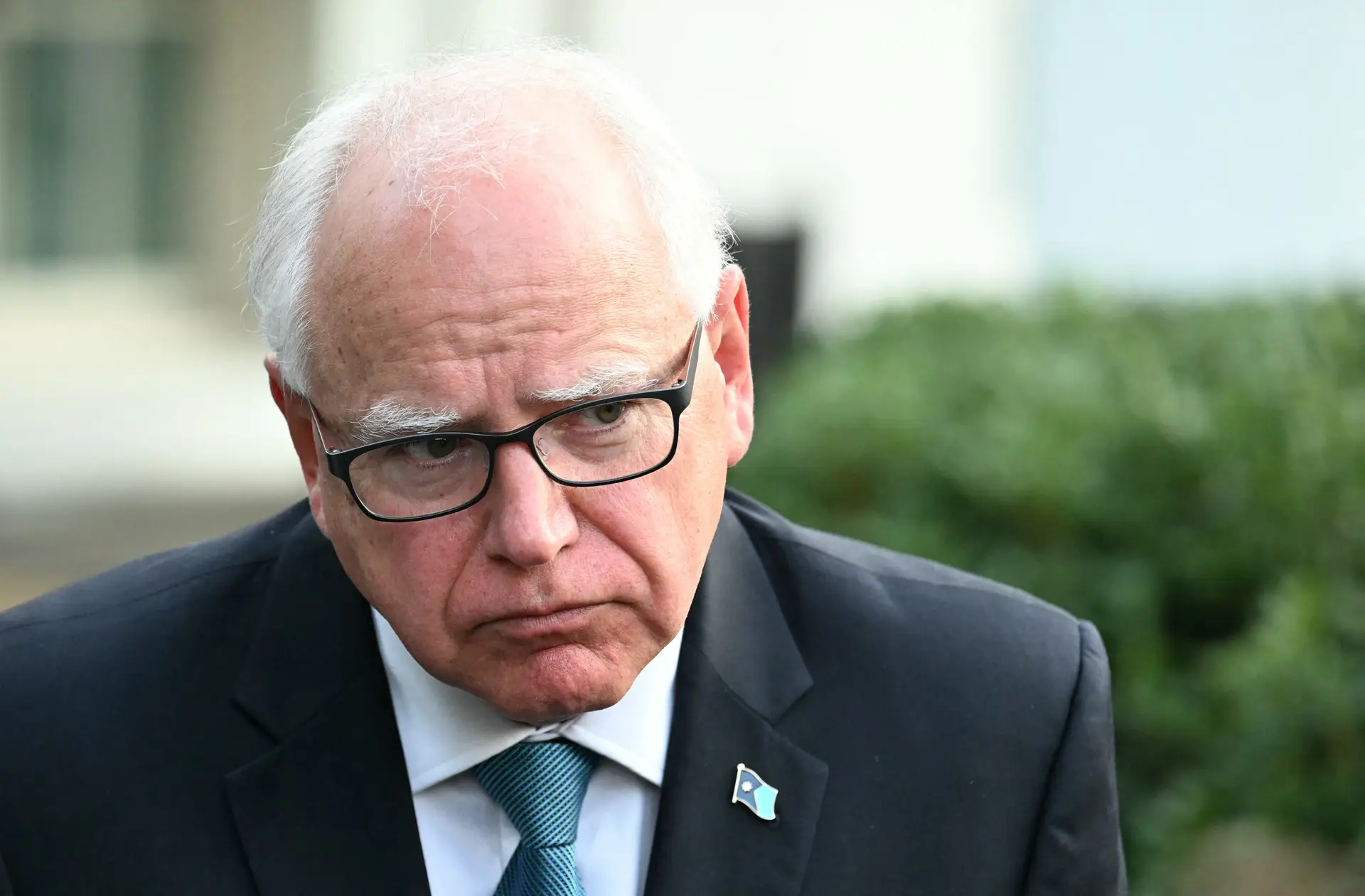 Governador do Minnesota Tim Walz fala com a imprensa depois de um encontro com Joe Biden na Casa Branca