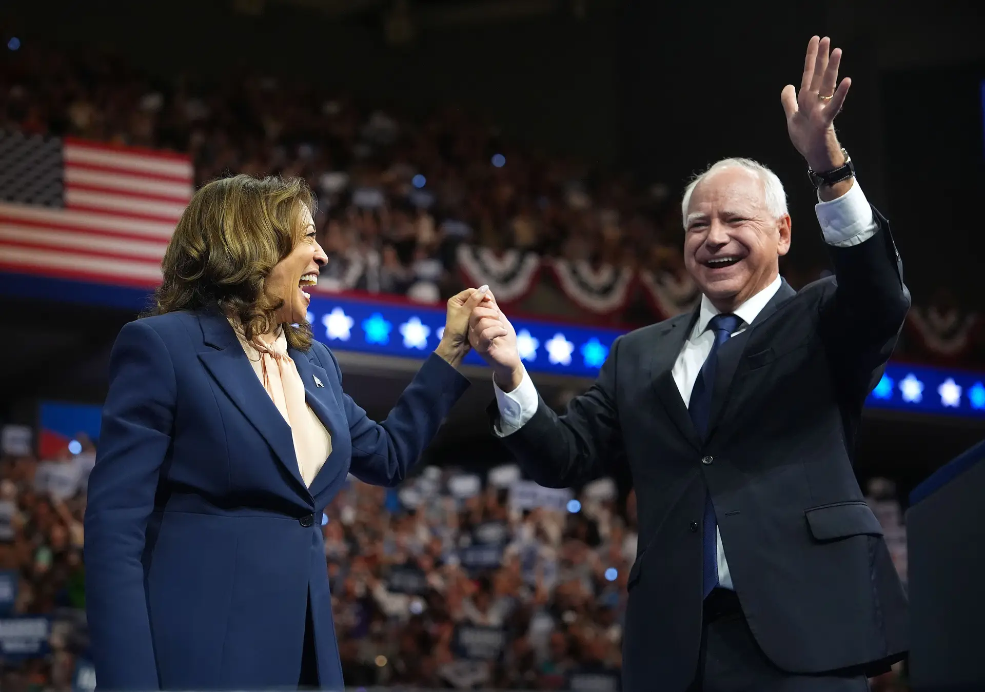 Kamala Harris e Tim Walz agradecem ao público no primeiro comício que realizaram juntos, na Pensilvânia