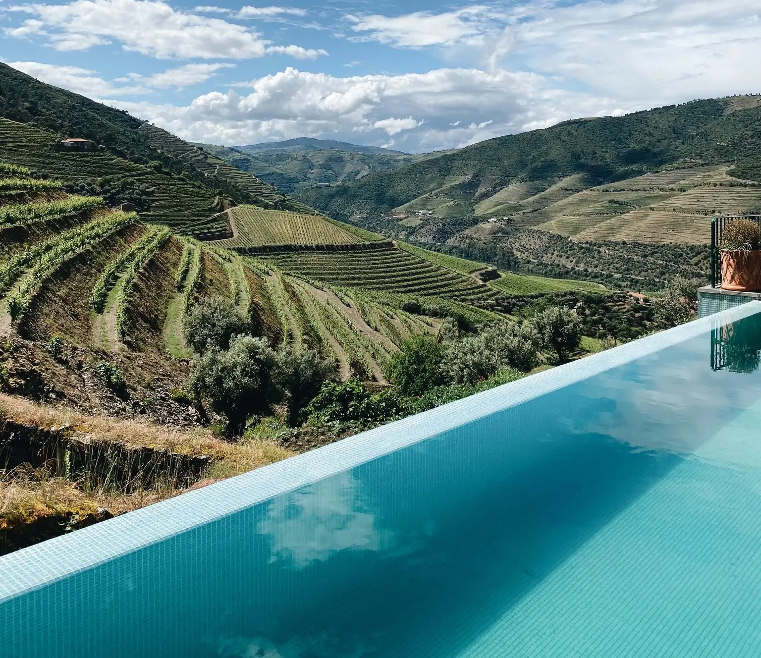 Nestas 12 piscinas sobre o Douro mergulha-se entre socalcos