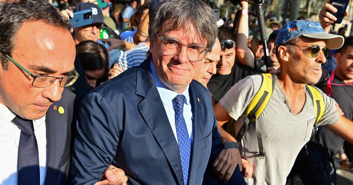 Puigdemont regressa a Espanha, discursa perante os apoiantes nas ruas de Barcelona e arrisca detenção