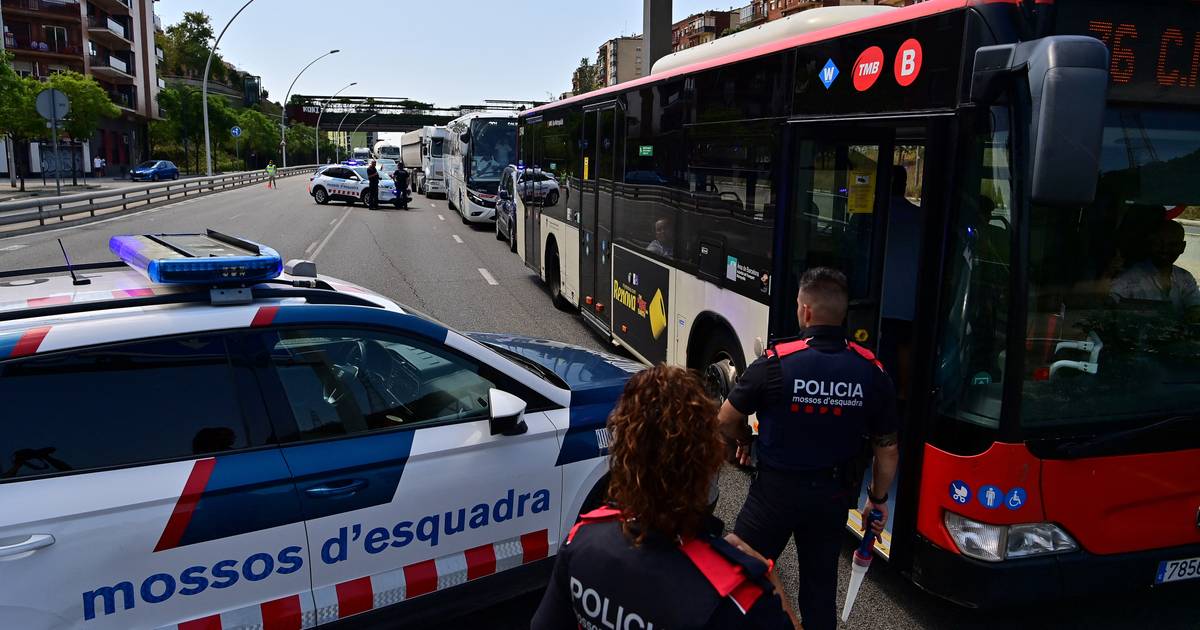 A polícia catalã deteve um polícia catalão por suspeita de ter ajudado Puigdemont a escapar de Barcelona