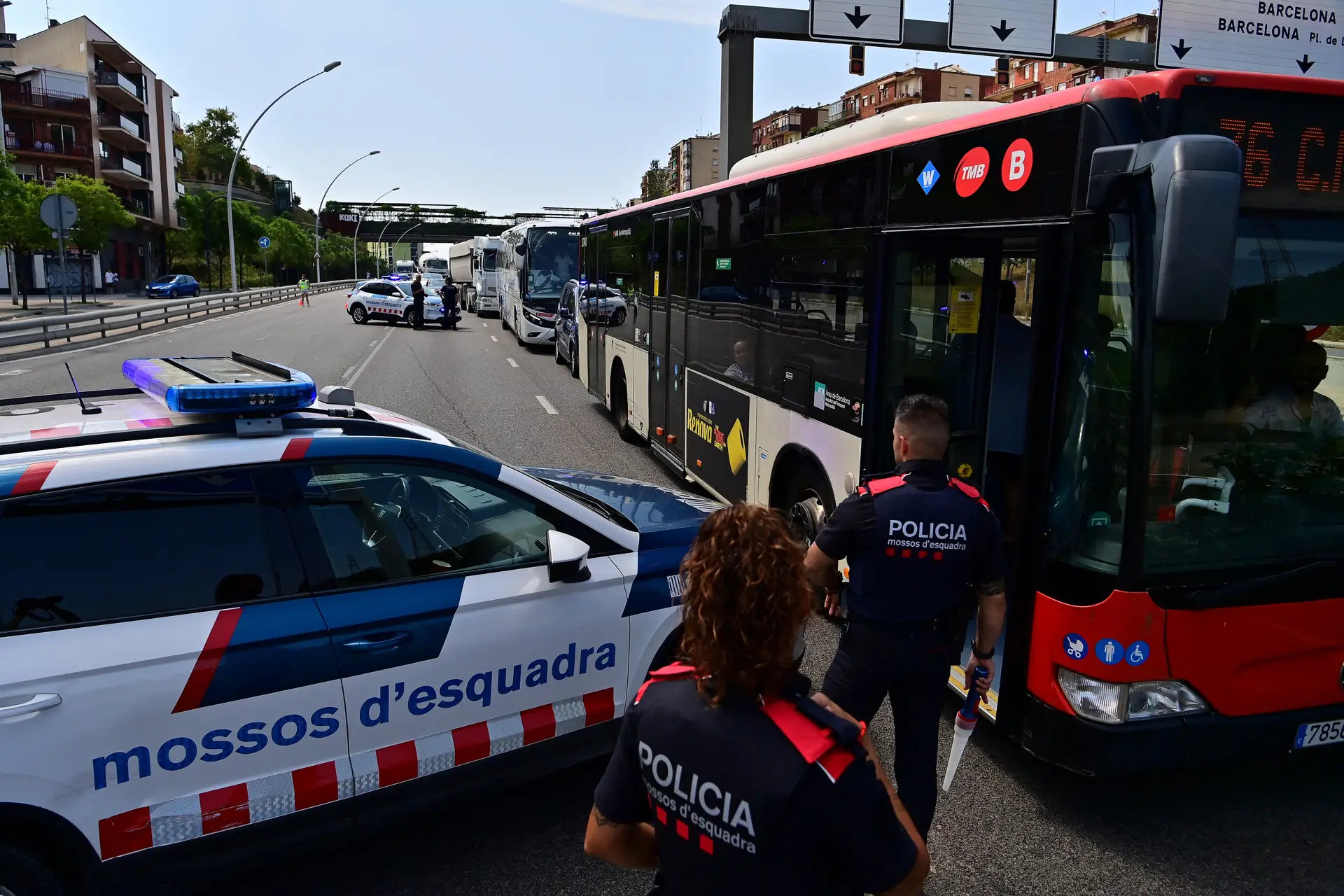 A polícia catalã deteve um polícia catalão por suspeita de ter ajudado Puigdemont a escapar de Barcelona