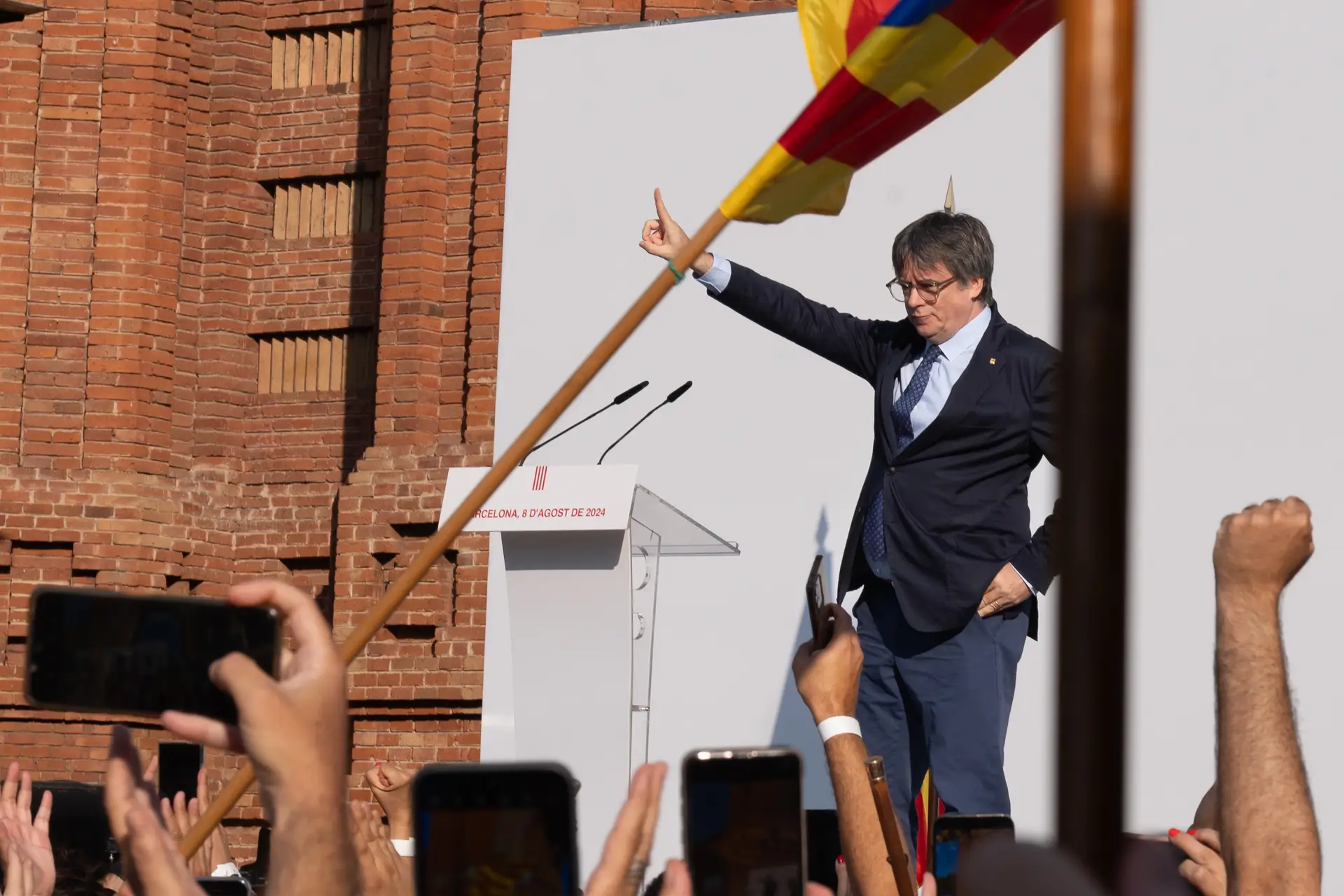Puigdemont foi ao palco, discursou e agora ninguém sabe dele. Investidura do novo governo catalão prossegue