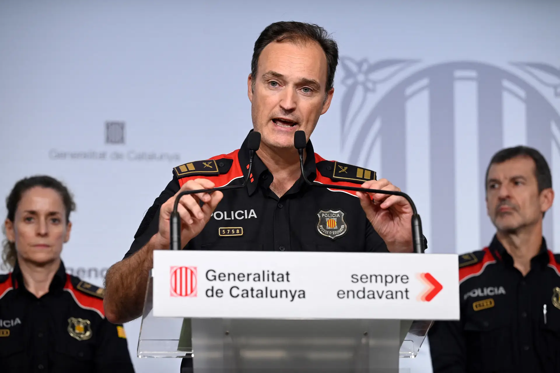 O comissário chefe da polícia regional catalã, Eduard Sallent, deu explicações sobre um episódio que envergonha aquele corpo de segurança 