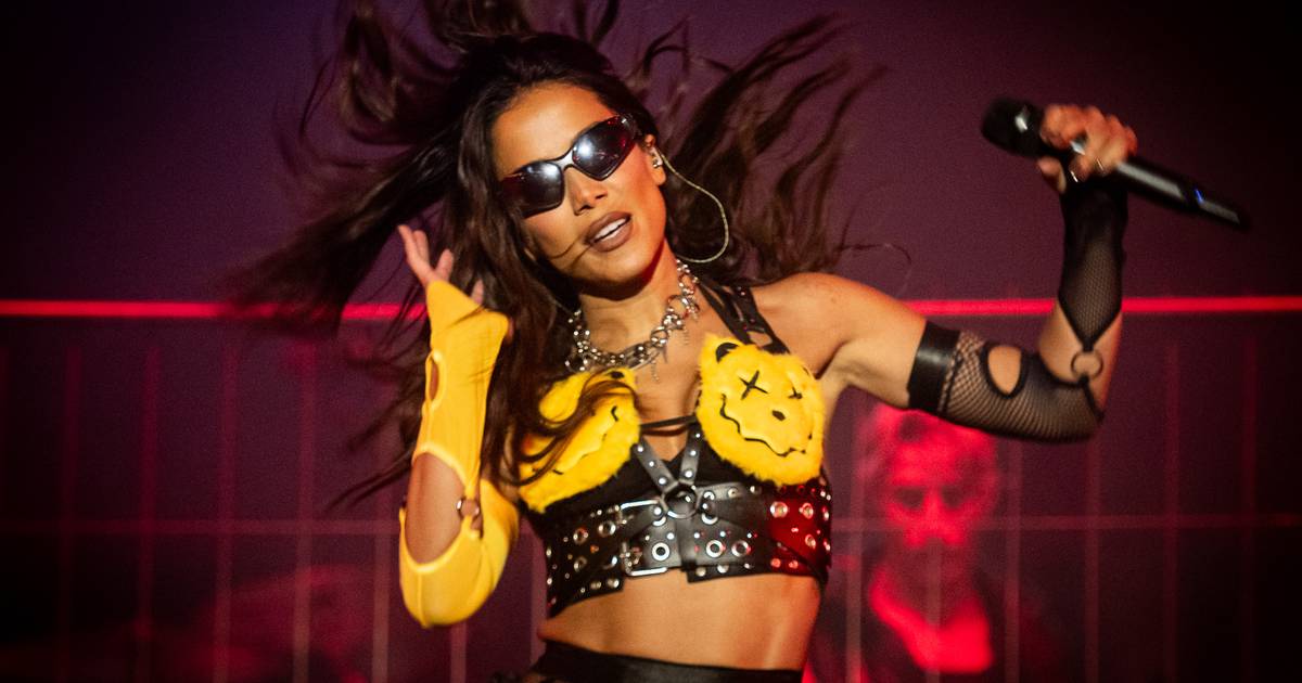 Anitta meteu o turbo e rebolou 2 horas sem perder fôlego no Festival Sudoeste, reclamando o funk da favela e clamando amor por Portugal