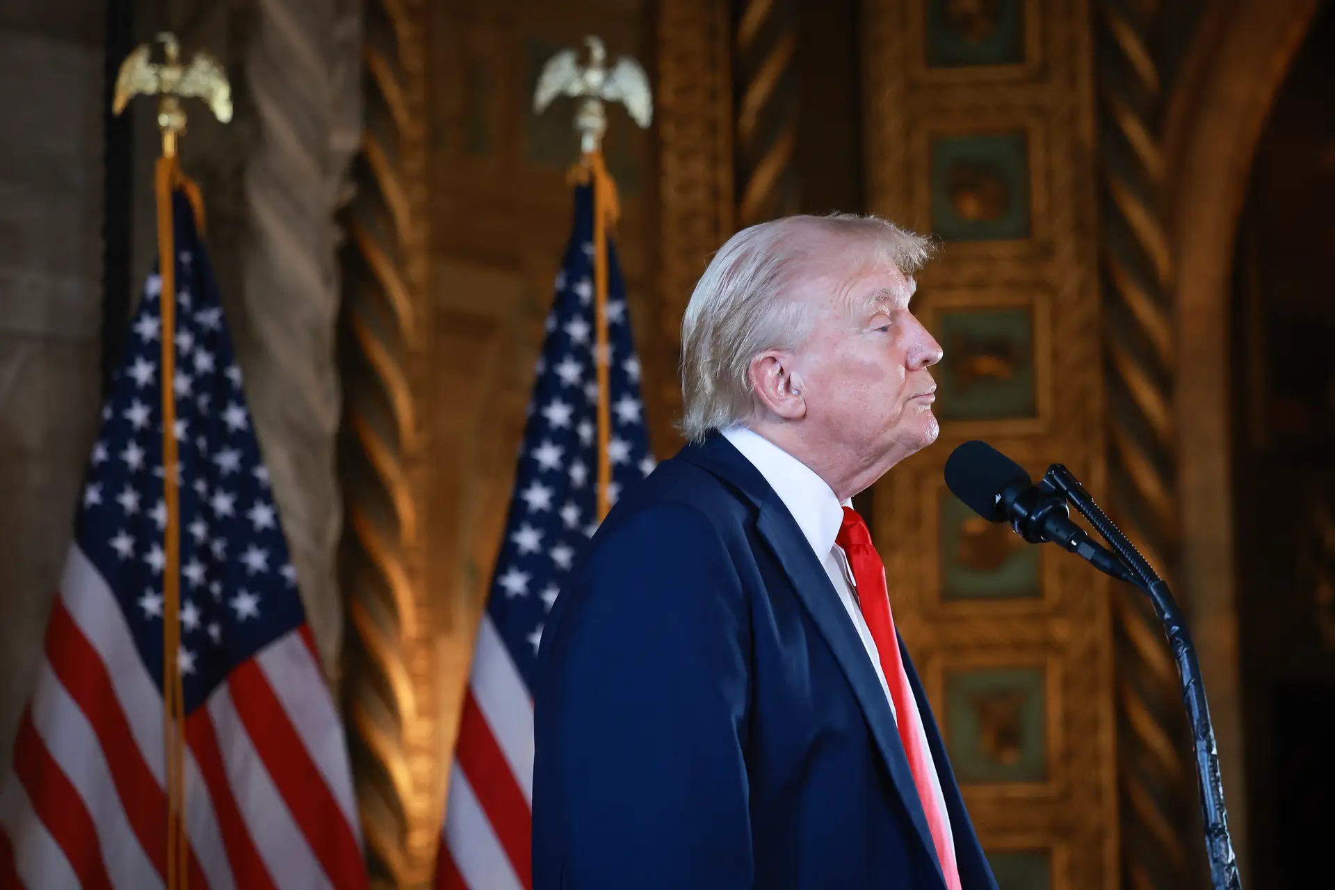 Trump agarra-se a história de viagem de helicóptero, mas pelo meio confunde políticos negros