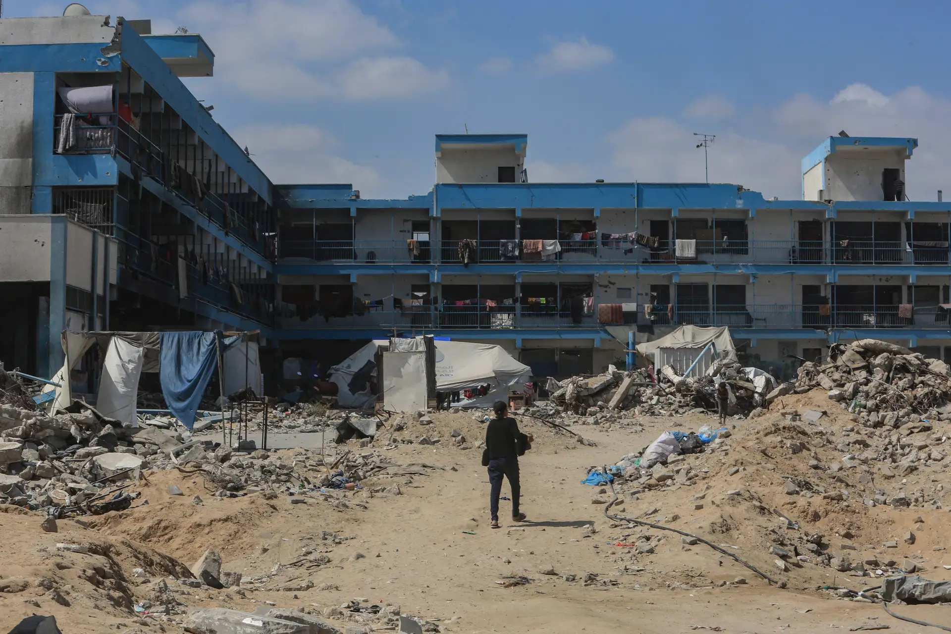 Escola destruída por ataque israelita em Khan Younis