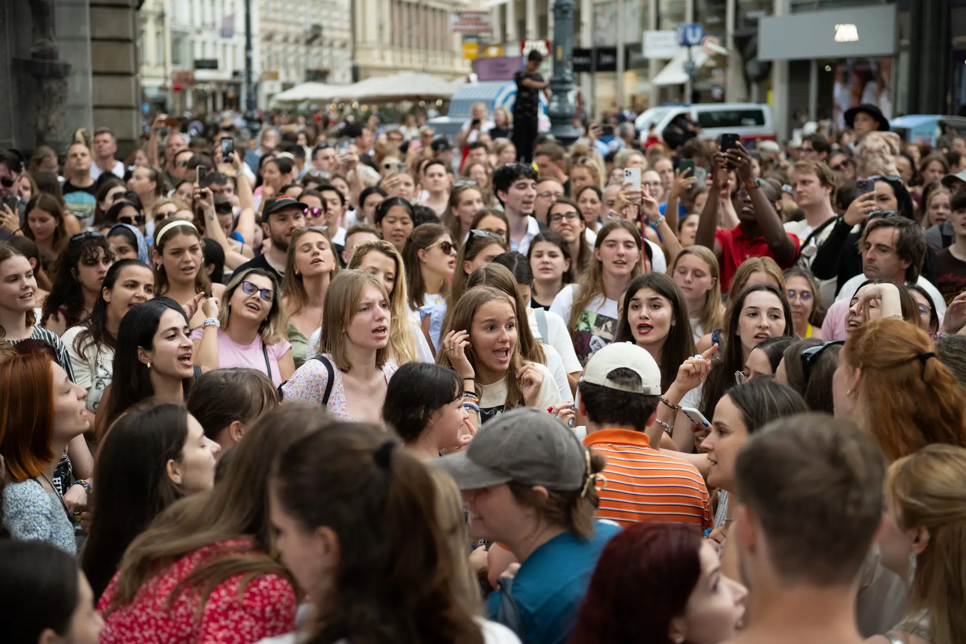 Impedidos de ver Taylor Swift ao vivo em Viena, os fãs juntaram-se para cantar as suas canções