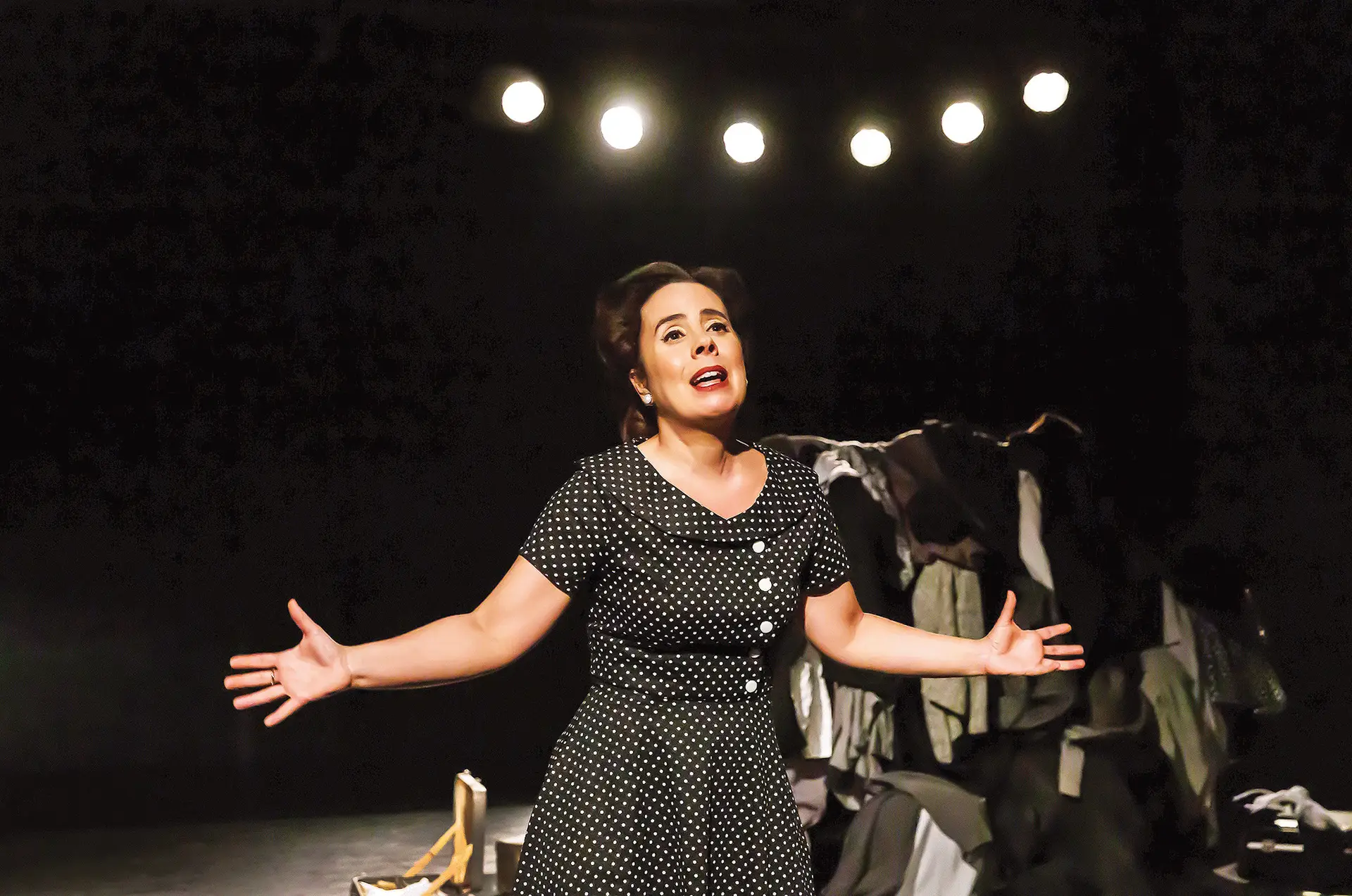 “A Judia”, da Acta — Companhia de Teatro do Algarve, parte de um episódio da peça “Terror e Miséria no Terceiro Reich”, de Brecht, e articula-o com canções deste e de Kurt Weill
