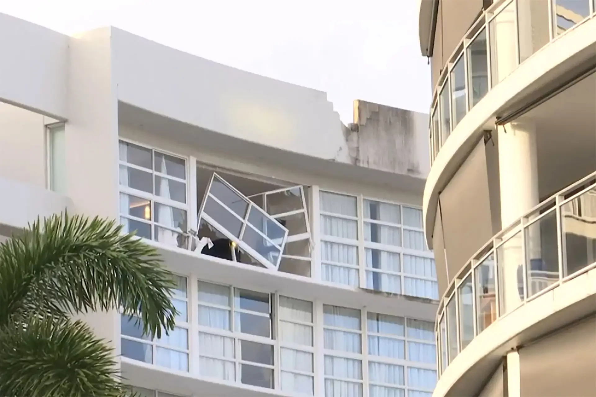 Imagem retirada da emissão do canal ABC mostra danos no hotel provocados pela queda do helicóptero da Austrália
