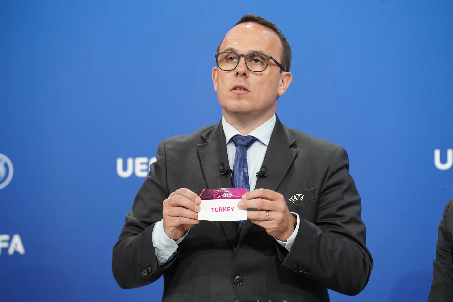 Já depois da decisão de Erdogan, a UEFA designou a Turquia pelo seu nome mais comum em inglês durante um sorteio dos grupos de um campeonato, em 2022