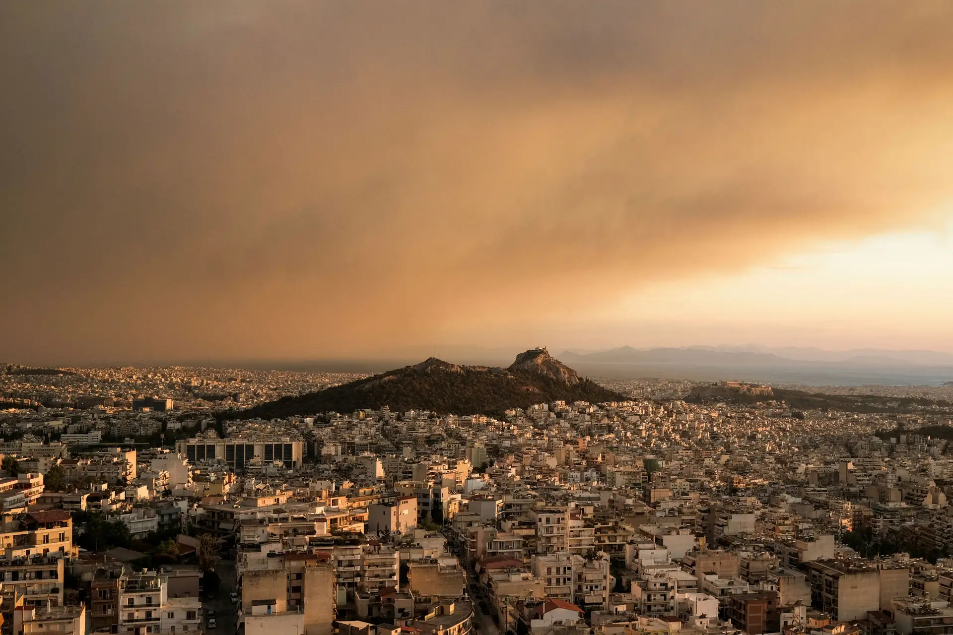 Incêndios destroem casas, carros, escolas e cobrem Atenas de fumo e cinza: “o ar é sufocante”