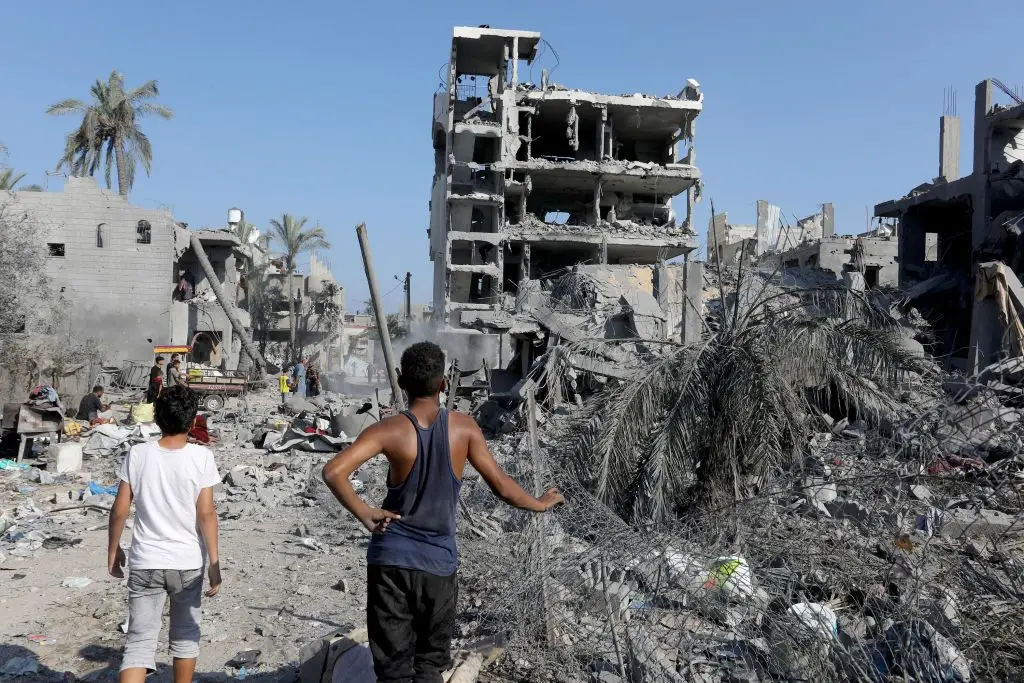 Destruição provocada por bombardeamentos israelitas, em Deir al-Balah, na Faixa de Gaza