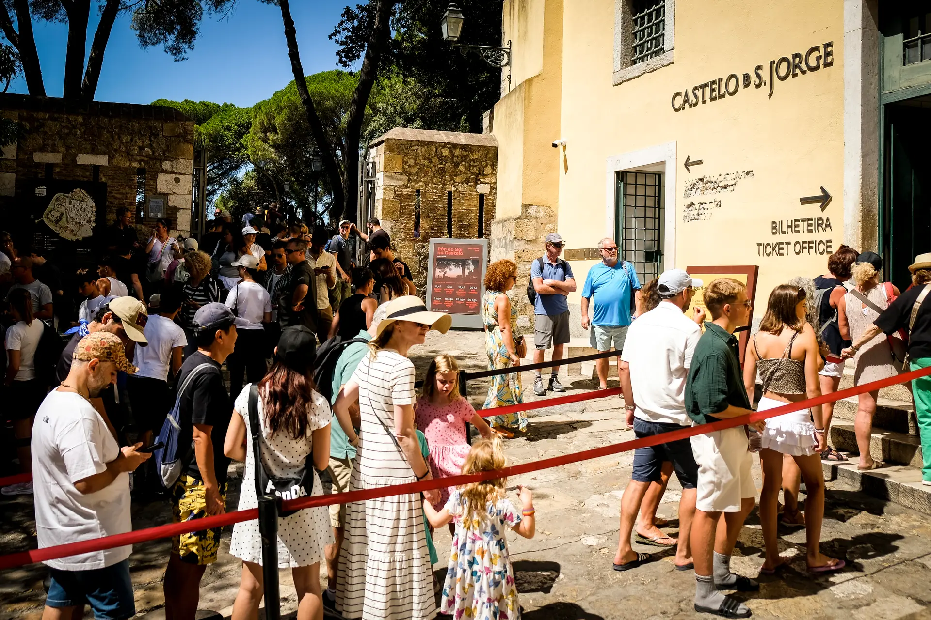Turistas nas zonas históricas de Lisboa.