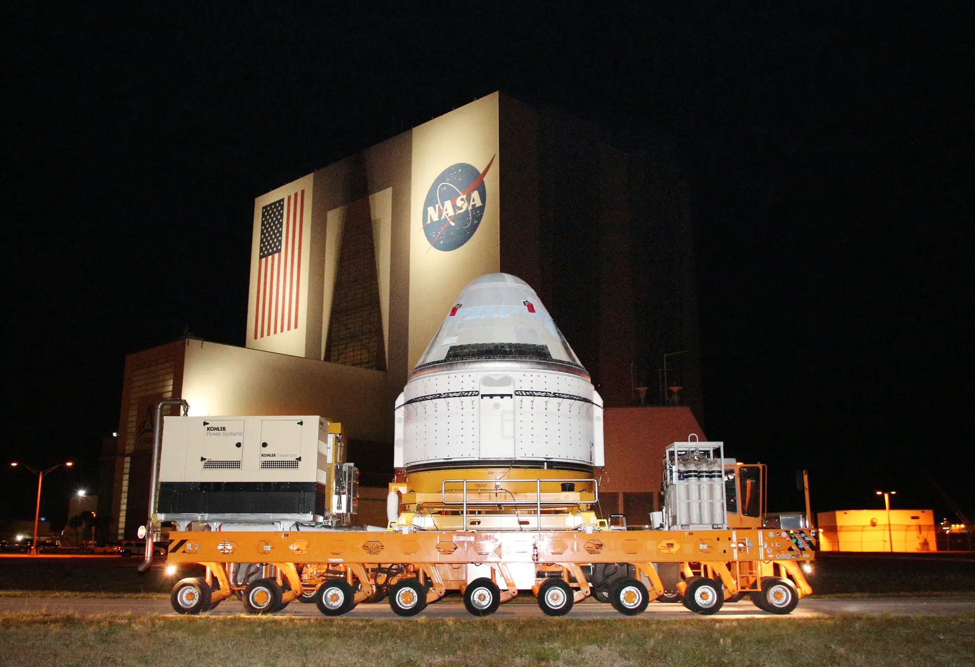 A nave Starliner, da Boeing, é transportada antes do lançamento