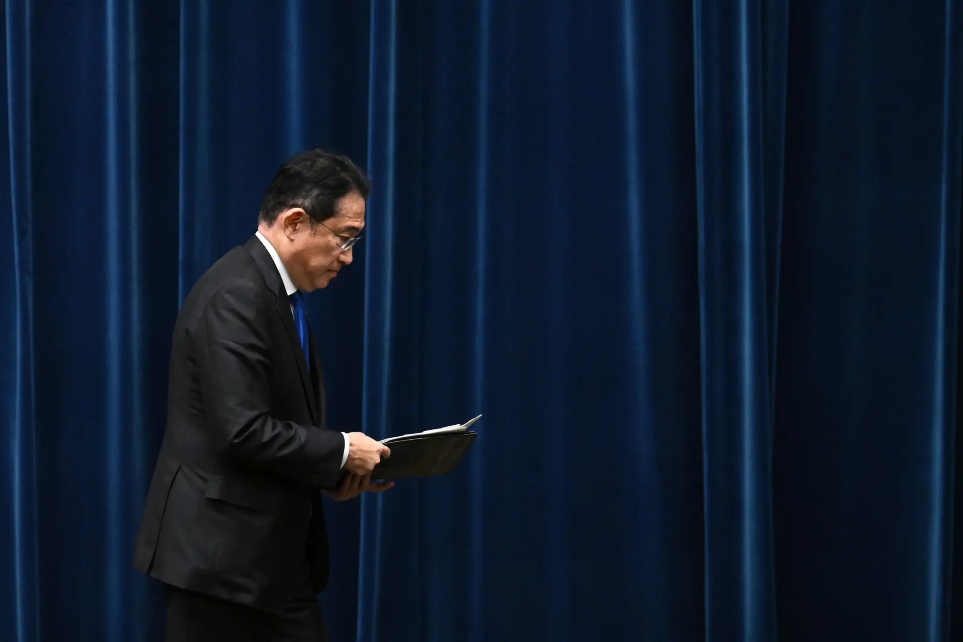 Primeiro-ministro japonês, Fumio Kishida, anuncia que vai abandonar liderança do partido no poder