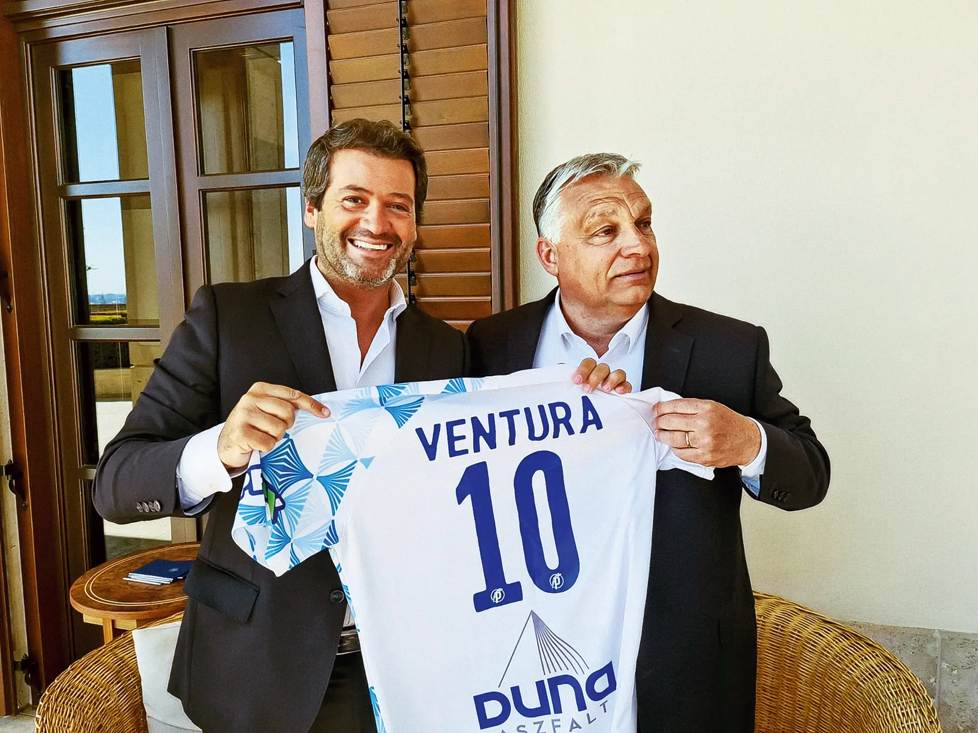 Orbán ofereceu uma camisola da seleção da Hungria a Ventura, quando este o visitou em Budapeste. Agora fazem parte do mesmo grupo europeu