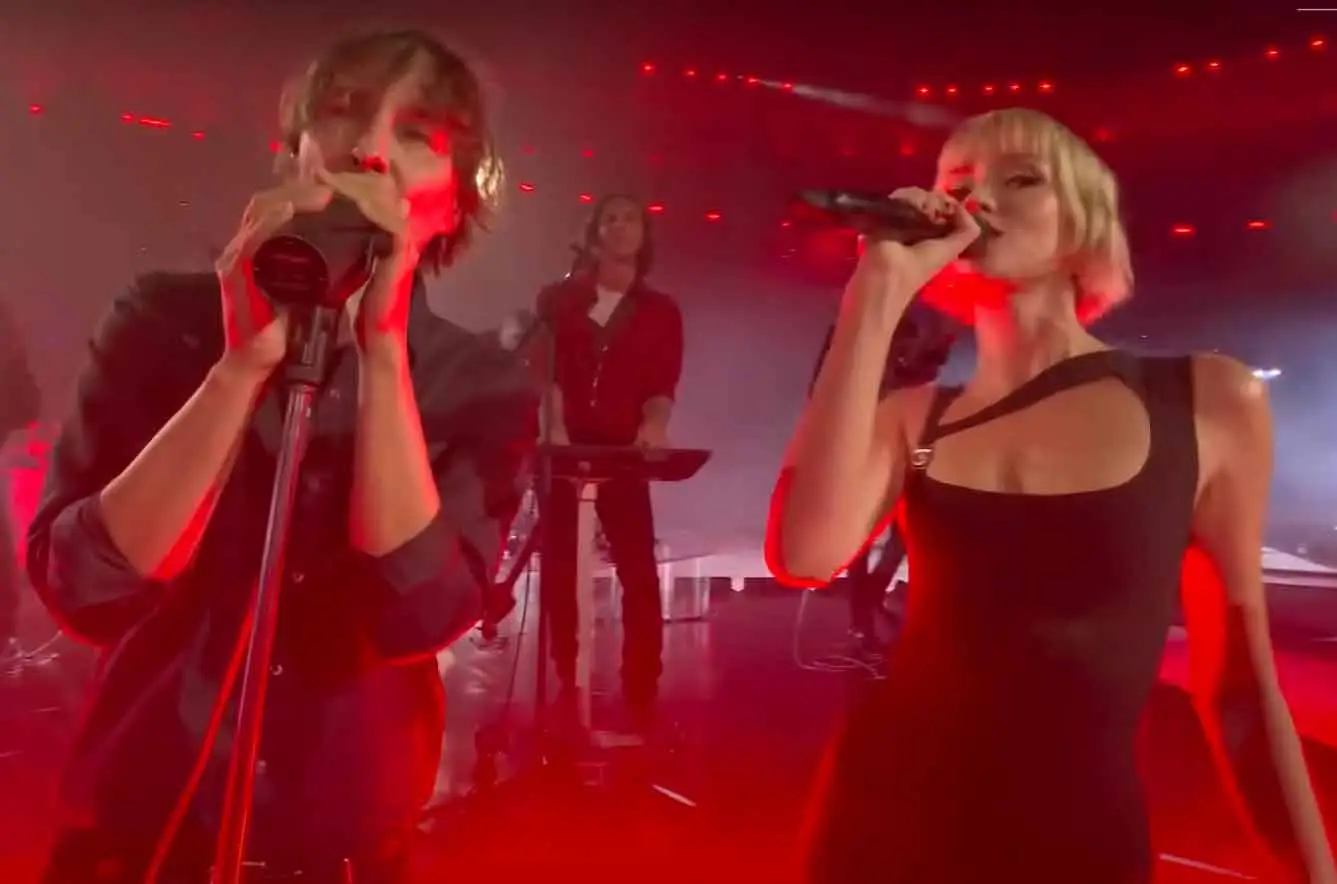 Thomas Mars, dos Phoenix, e Angêle juntaram-se a Kavinsky para interpretar 'Nightcall' na cerimónia de encerramento dos Jogos Olímpicos de Paris