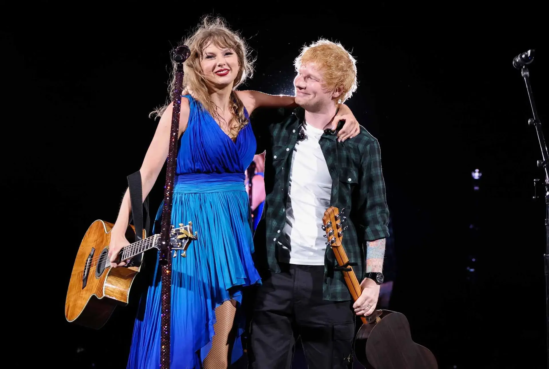 Taylor Swift e Ed Sheeran juntos no Estádio de Wembley, Londres