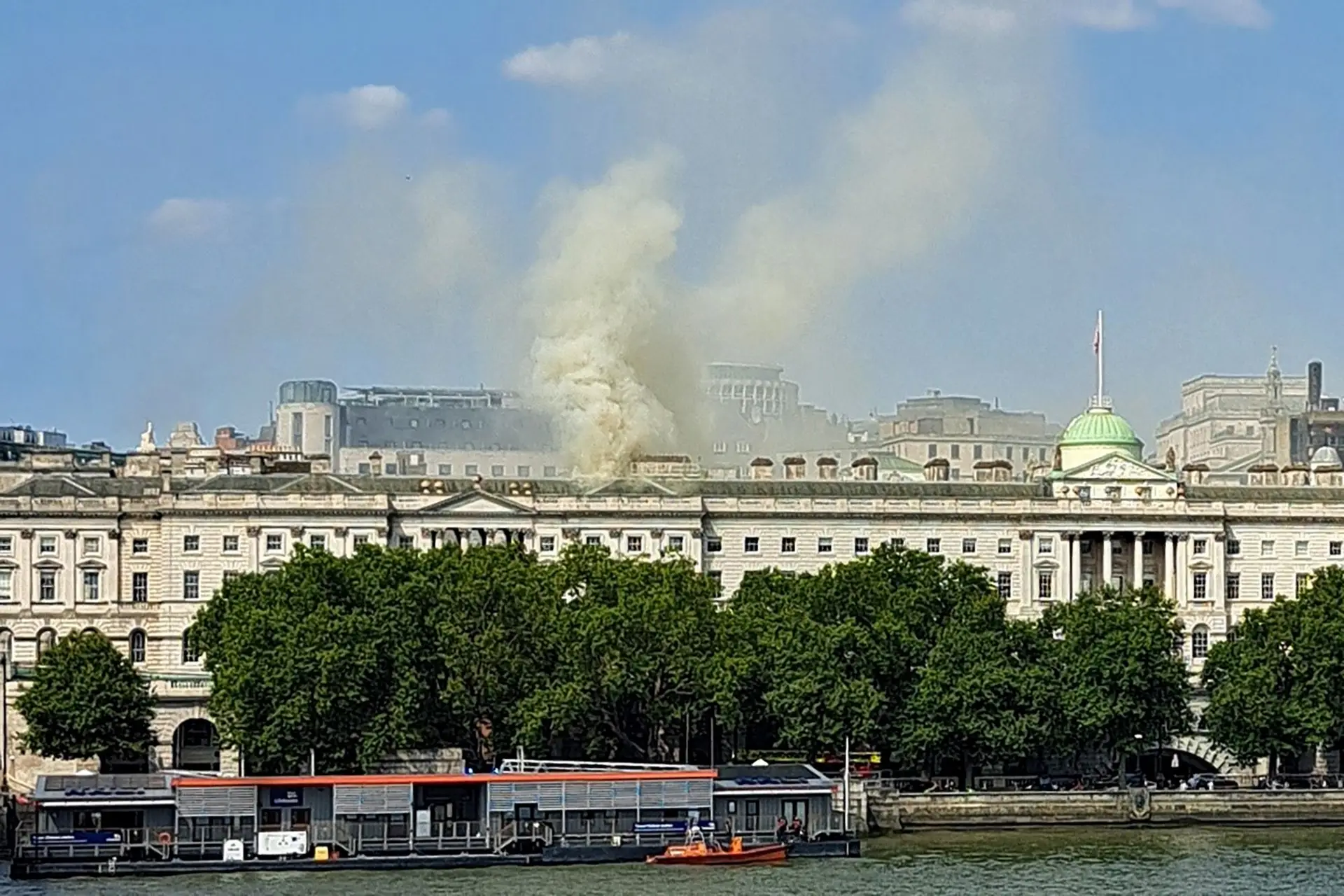 Un incendio devasta el centro de arte Somerset House en Londres